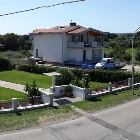 Apartament Il Leone Rosso Over The Hills Of The Trabocchi
